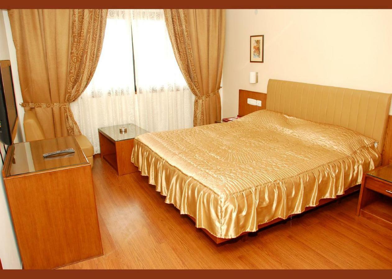 โฮเต็ล ดีปา คอมฟอร์ตส Hotel มังคาลอร์ ภายนอก รูปภาพ